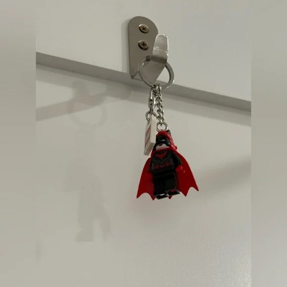Lego DC Batwoman Minifig keychain / keyring (retired, bought in ‘21 or ‘22) - Picture 5 of 6